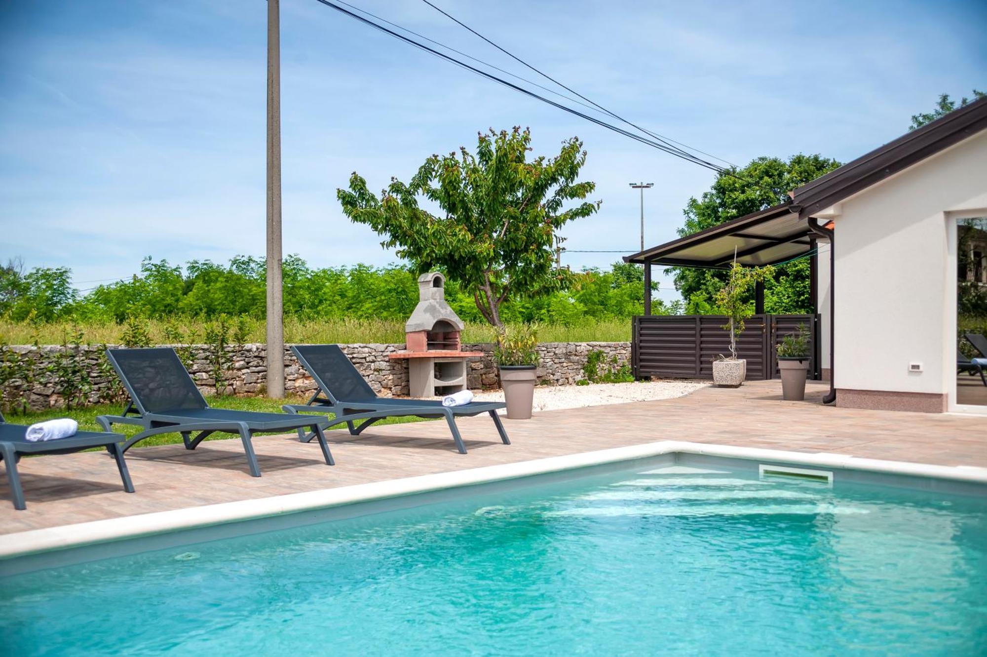 Cozy House With Pool Near Rovinj Apartment Kanfanar Exterior photo